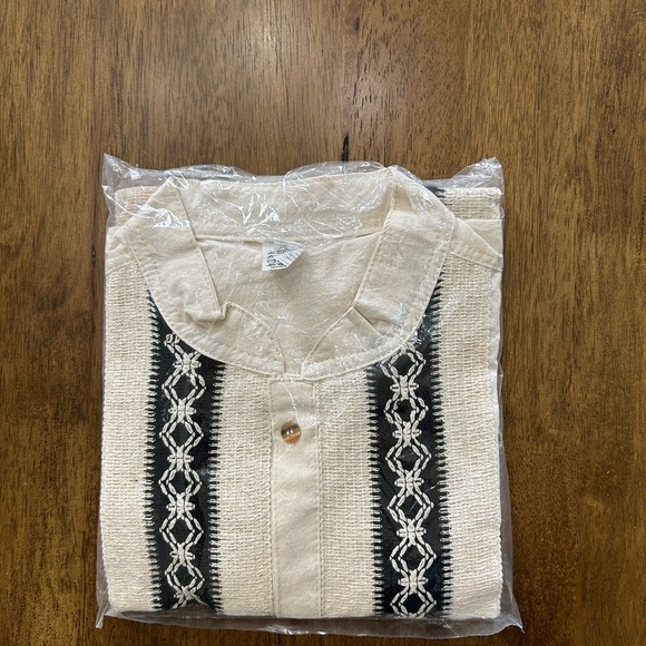 Men's Cream and Black Guayabera Shirt Size M - Picture 3 of 12